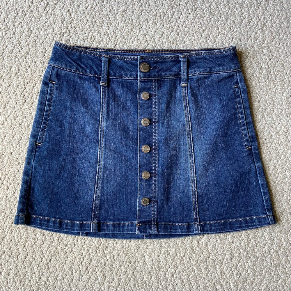 AMERICAN EAGLE JEAN SKIRT - MULTIPLE BUTTON CLOSURE - SIZE 4